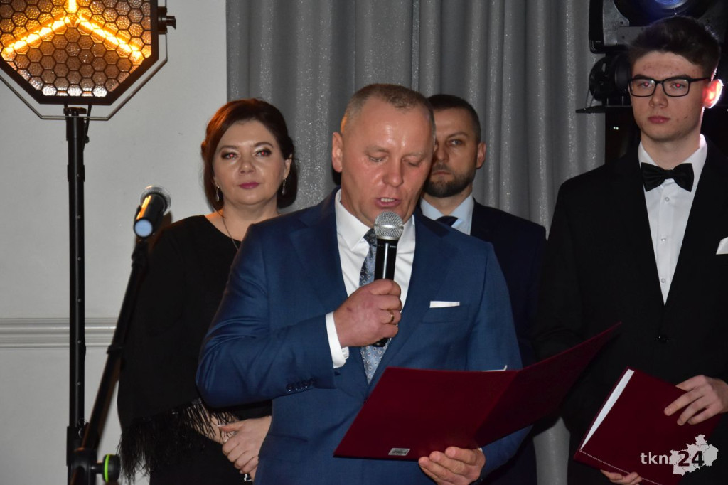 Ponad 80 maturzystów z Mechanika na studniówce w śnieżnej aurze