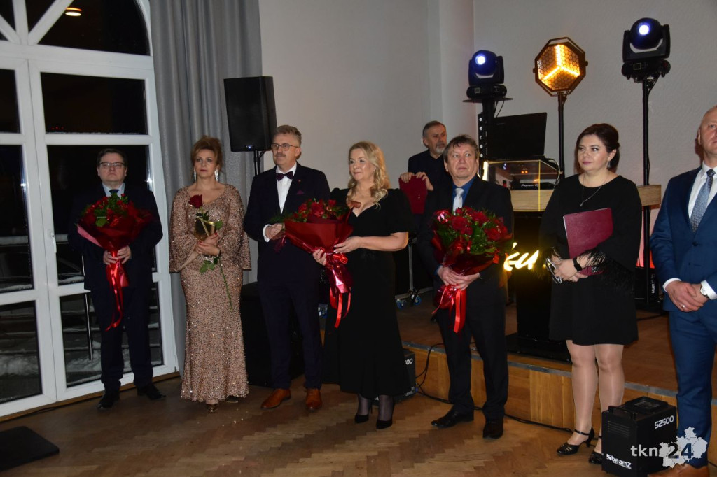 Ponad 80 maturzystów z Mechanika na studniówce w śnieżnej aurze
