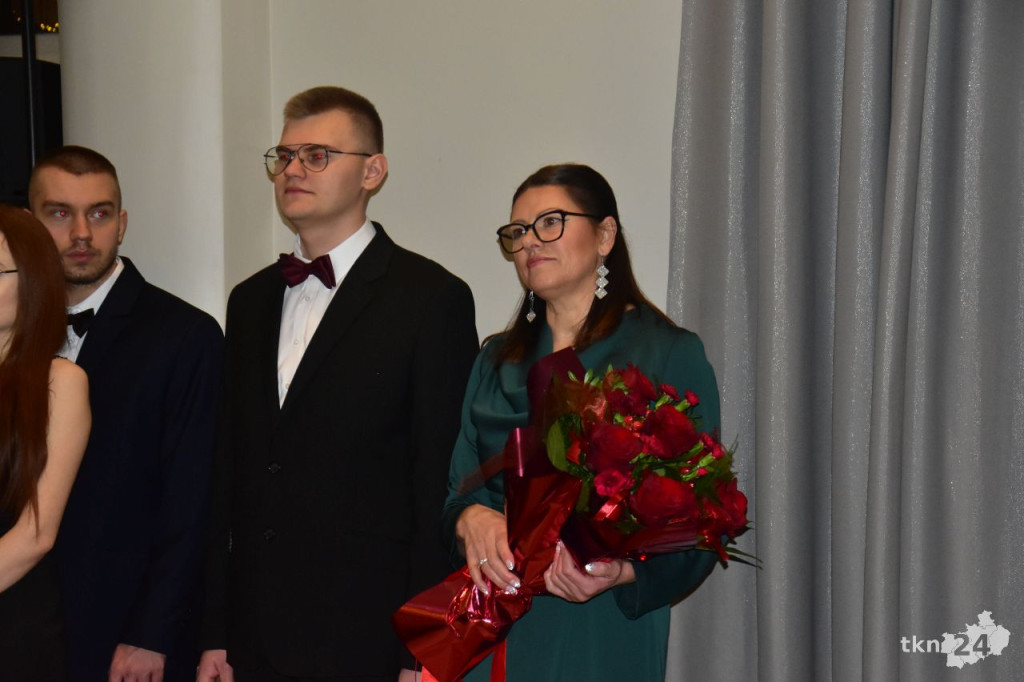 Ponad 80 maturzystów z Mechanika na studniówce w śnieżnej aurze