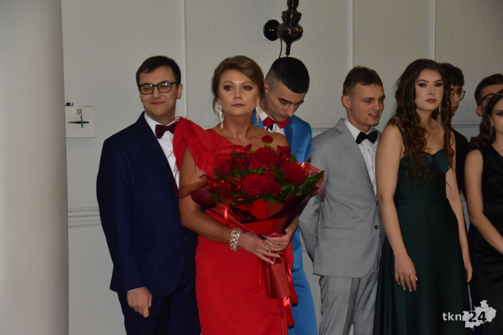 Ponad 80 maturzystów z Mechanika na studniówce w śnieżnej aurze