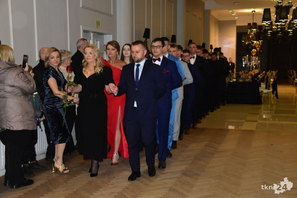 Ponad 80 maturzystów z Mechanika na studniówce w śnieżnej aurze