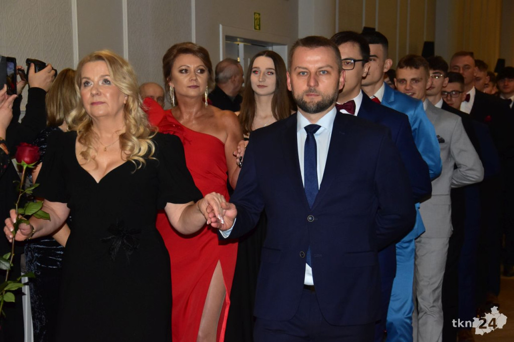 Ponad 80 maturzystów z Mechanika na studniówce w śnieżnej aurze