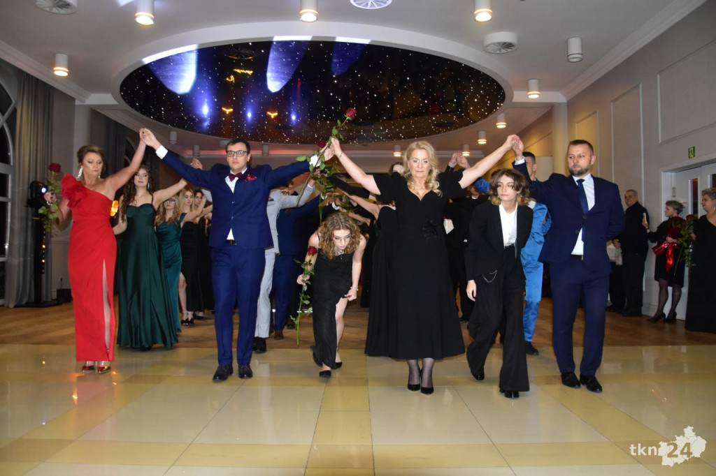 Ponad 80 maturzystów z Mechanika na studniówce w śnieżnej aurze