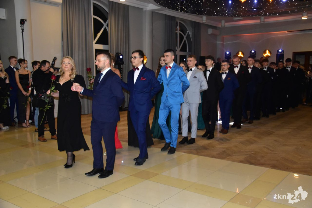 Ponad 80 maturzystów z Mechanika na studniówce w śnieżnej aurze