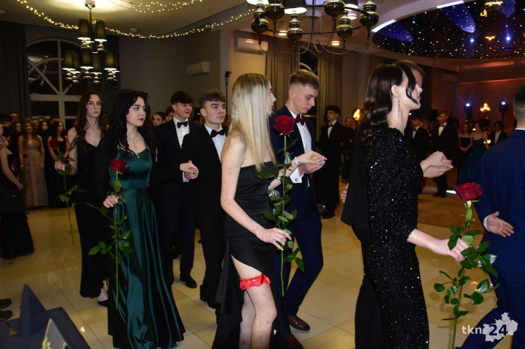 Ponad 80 maturzystów z Mechanika na studniówce w śnieżnej aurze