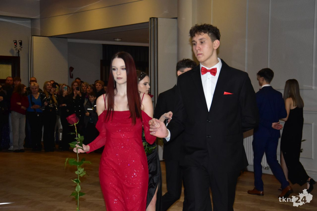 Ponad 80 maturzystów z Mechanika na studniówce w śnieżnej aurze