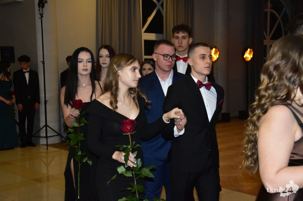 Ponad 80 maturzystów z Mechanika na studniówce w śnieżnej aurze
