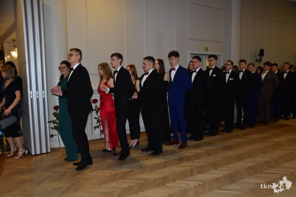 Ponad 80 maturzystów z Mechanika na studniówce w śnieżnej aurze