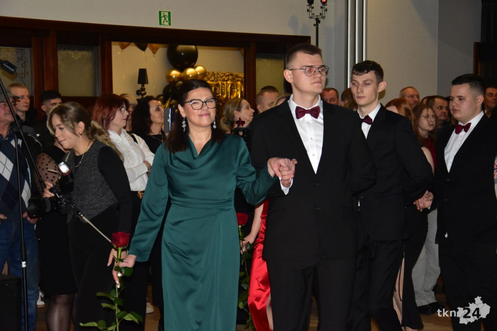 Ponad 80 maturzystów z Mechanika na studniówce w śnieżnej aurze