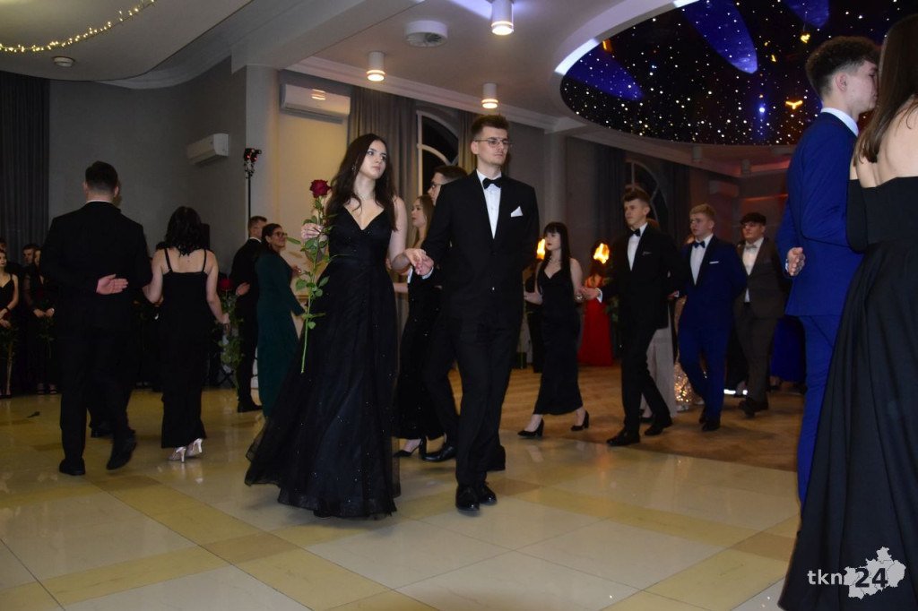 Ponad 80 maturzystów z Mechanika na studniówce w śnieżnej aurze