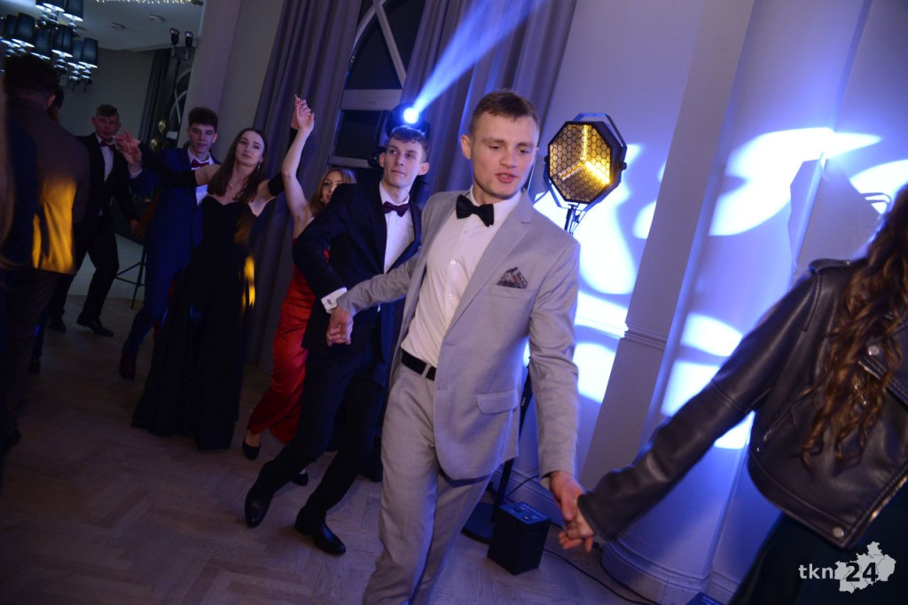 Ponad 80 maturzystów z Mechanika na studniówce w śnieżnej aurze