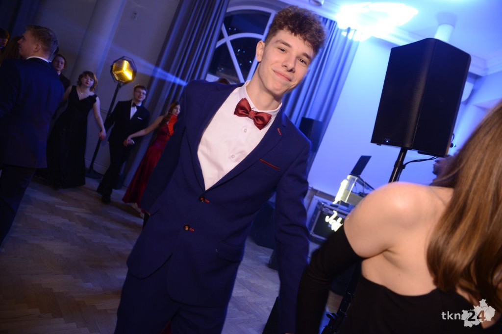 Ponad 80 maturzystów z Mechanika na studniówce w śnieżnej aurze