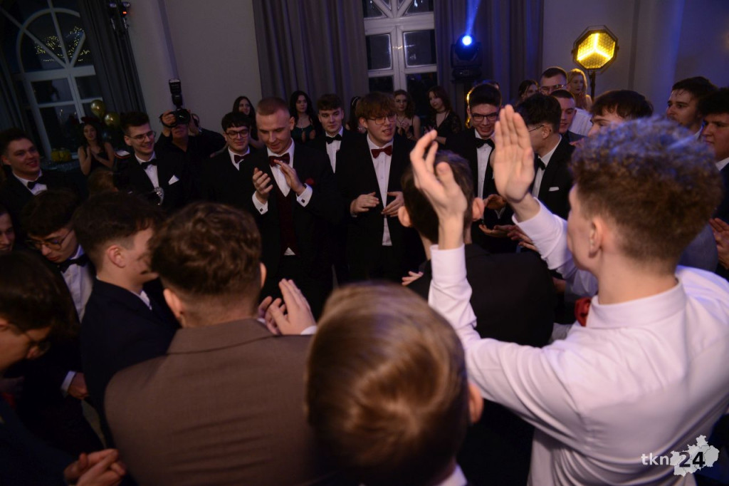 Ponad 80 maturzystów z Mechanika na studniówce w śnieżnej aurze