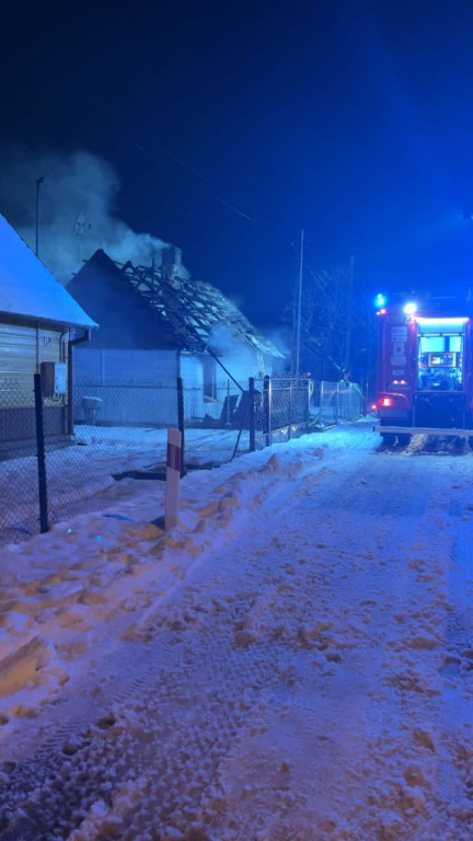 Pożar domu w Koczwarze. Jedna osoba trafiła do szpitala