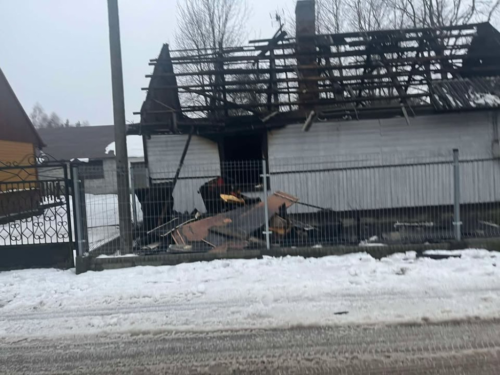 Pożar domu w Koczwarze. Jedna osoba trafiła do szpitala