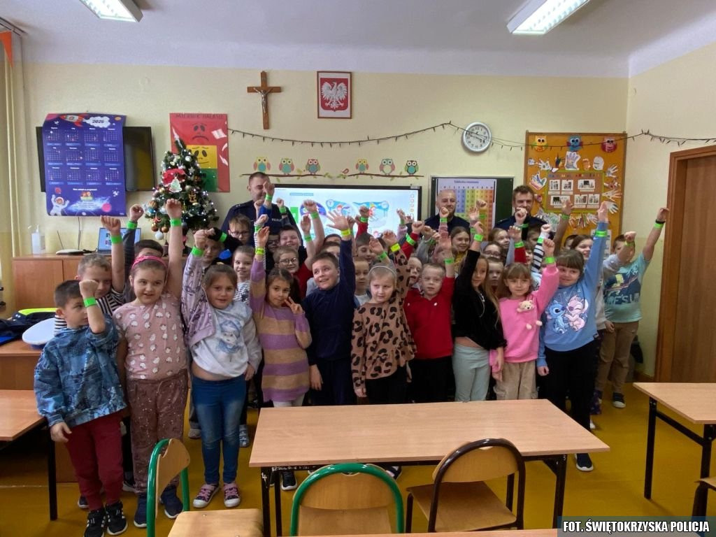 Bezpieczeństwo na tapecie policji. Mundurowi prowadzą spotkania edukacyjne [zdjęcia]