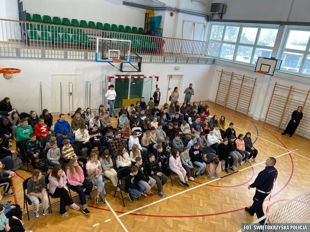 Bezpieczeństwo na tapecie policji. Mundurowi prowadzą spotkania edukacyjne [zdjęcia]
