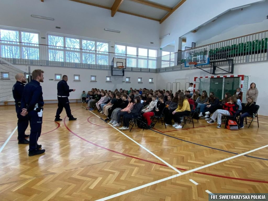 Bezpieczeństwo na tapecie policji. Mundurowi prowadzą spotkania edukacyjne [zdjęcia]