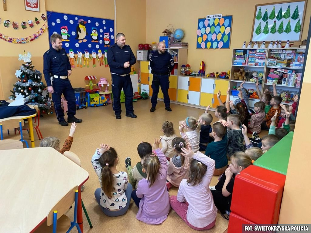 Bezpieczeństwo na tapecie policji. Mundurowi prowadzą spotkania edukacyjne [zdjęcia]
