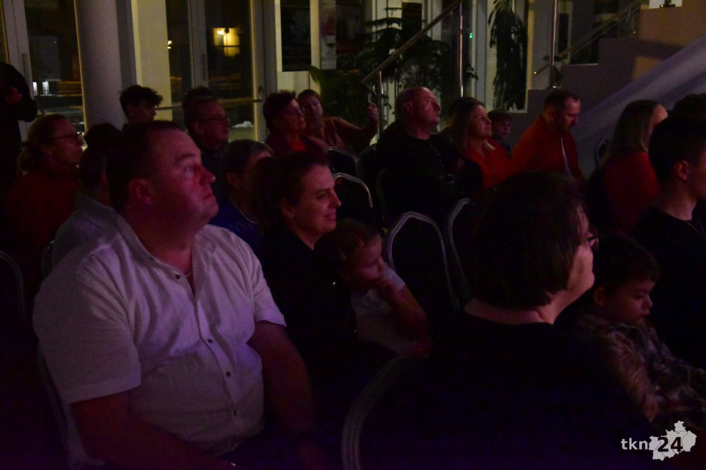 W Koneckim Centrum Kultury wybrzmiały zagraniczne świąteczne piosenki [wideo, zdjęcia]