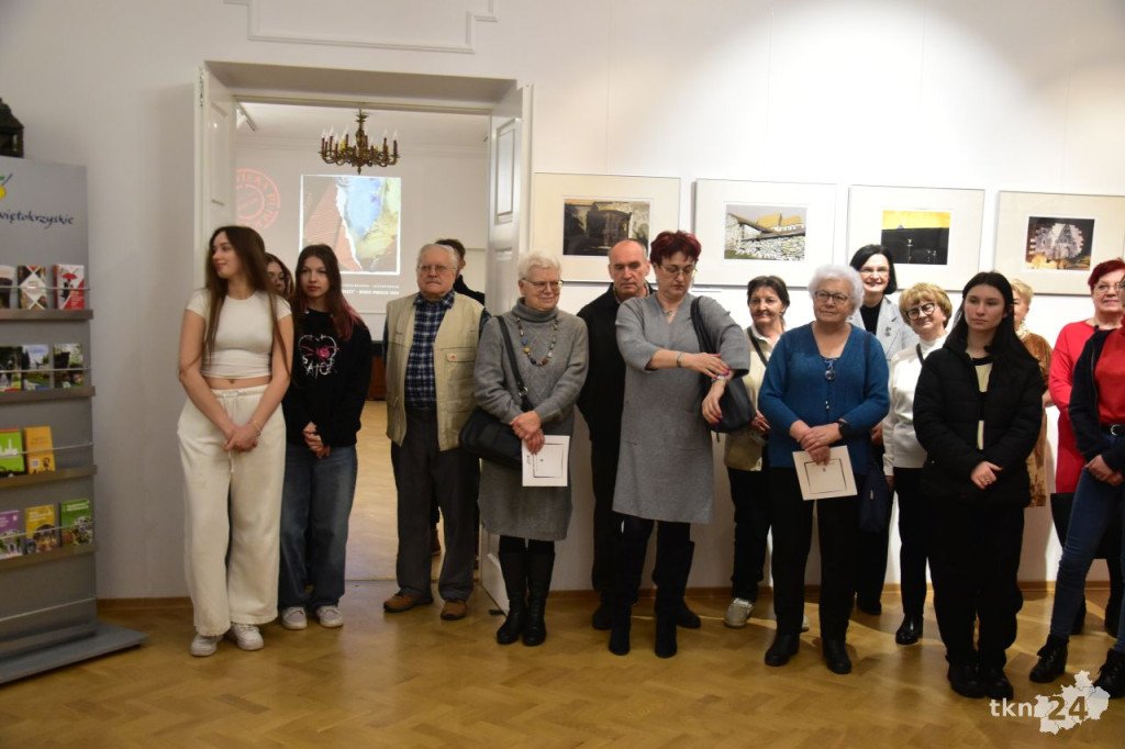 Malarze i fotograficy zaprezentowali prace w Bibliotece Publicznej w Końskich [wideo, zdjęcia]