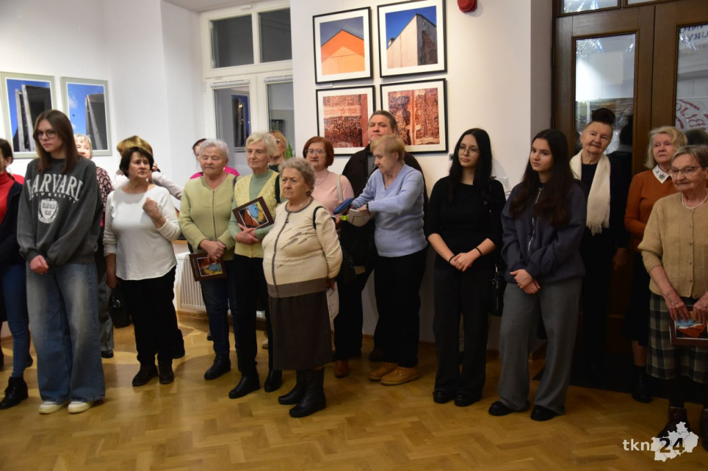 Malarze i fotograficy zaprezentowali prace w Bibliotece Publicznej w Końskich [wideo, zdjęcia]