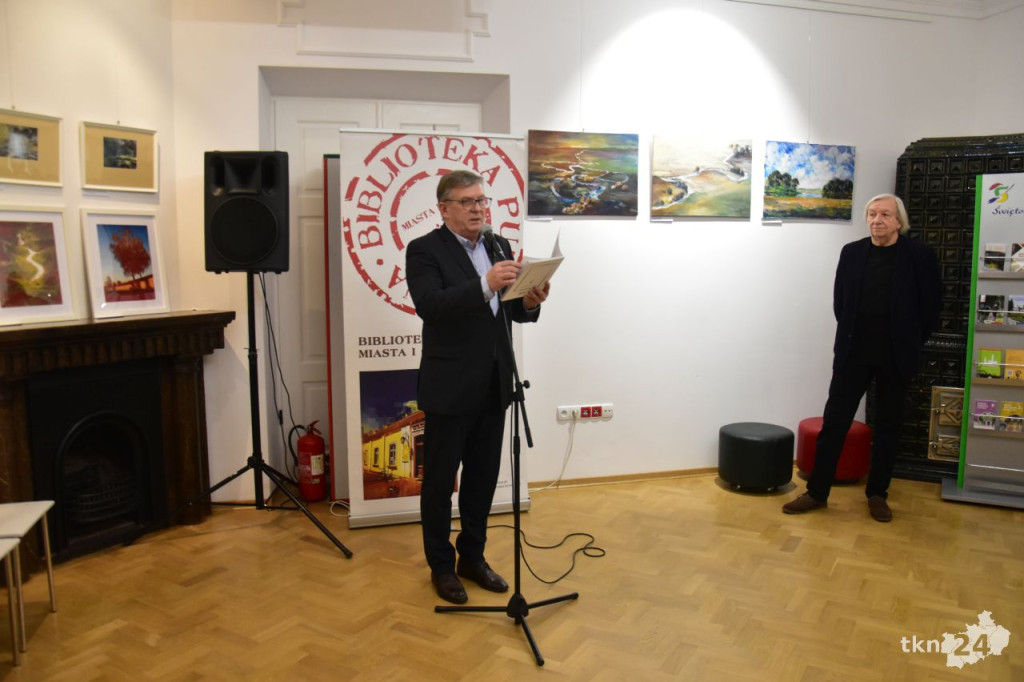 Malarze i fotograficy zaprezentowali prace w Bibliotece Publicznej w Końskich [wideo, zdjęcia]