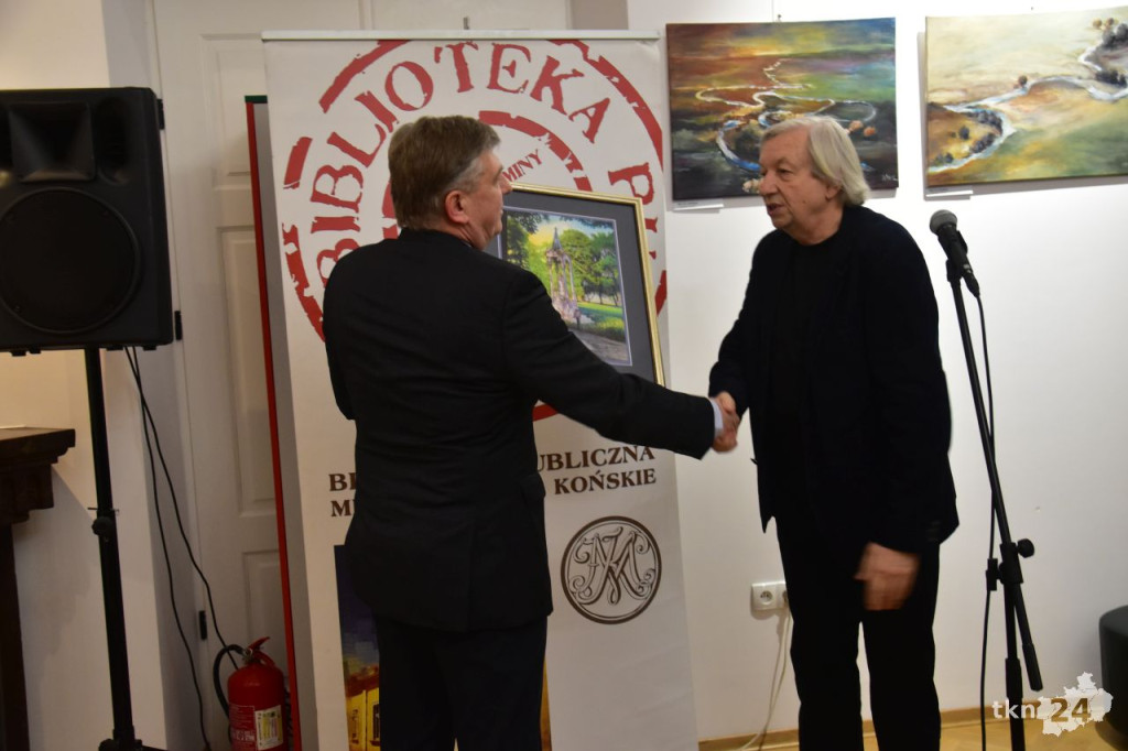 Malarze i fotograficy zaprezentowali prace w Bibliotece Publicznej w Końskich [wideo, zdjęcia]