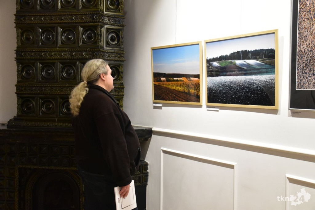 Malarze i fotograficy zaprezentowali prace w Bibliotece Publicznej w Końskich [wideo, zdjęcia]