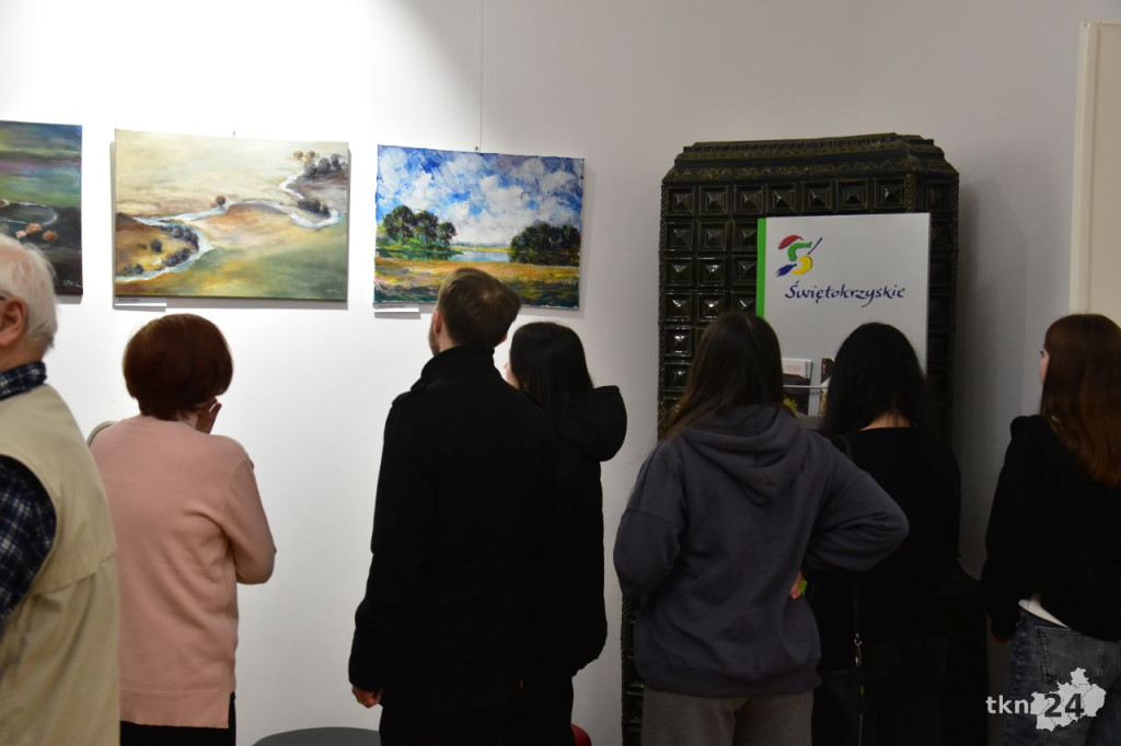 Malarze i fotograficy zaprezentowali prace w Bibliotece Publicznej w Końskich [wideo, zdjęcia]