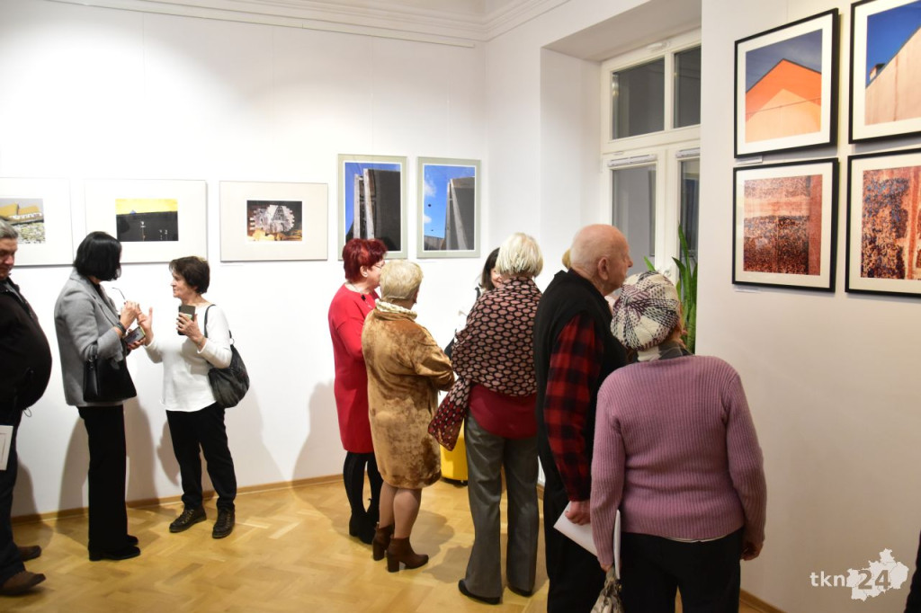 Malarze i fotograficy zaprezentowali prace w Bibliotece Publicznej w Końskich [wideo, zdjęcia]