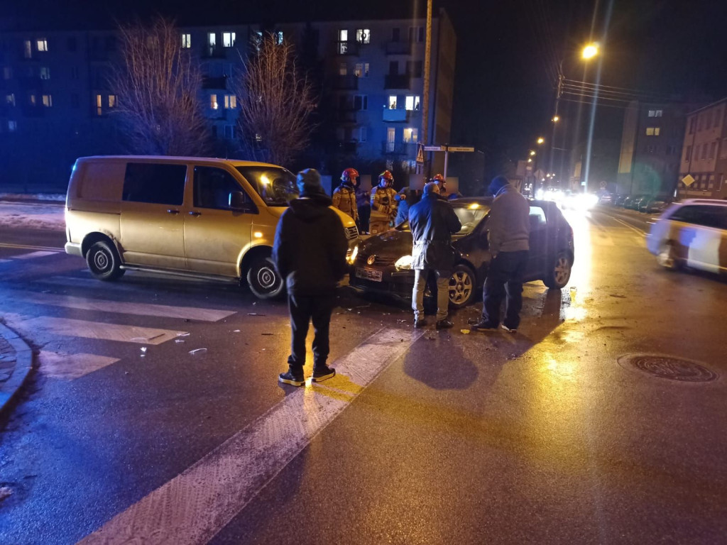 Kolizja z udziałem trzech pojazdów na skrzyżowaniu w Końskich