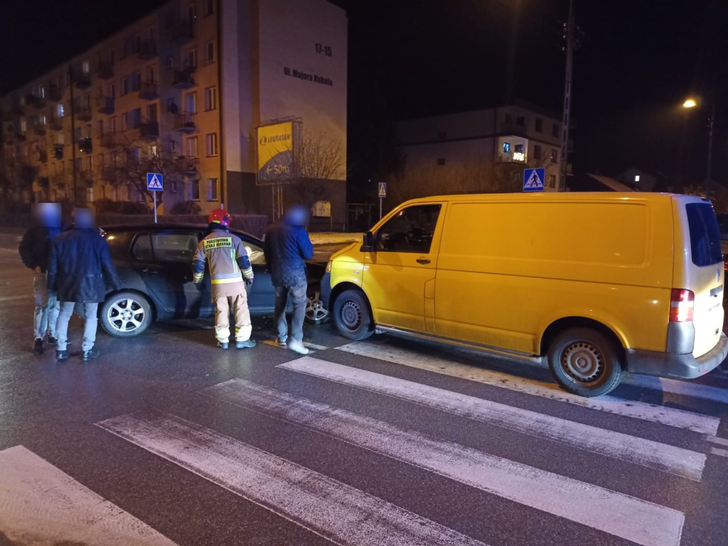 Kolizja z udziałem trzech pojazdów na skrzyżowaniu w Końskich