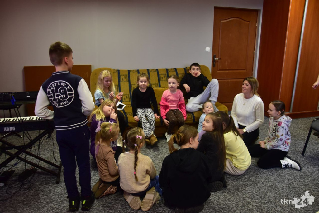 Zdobienie ciasteczek, śpiew i zajęcia teatralne podczas ferii z GCKiB w Gowarczowie [wideo, zdjęcia]