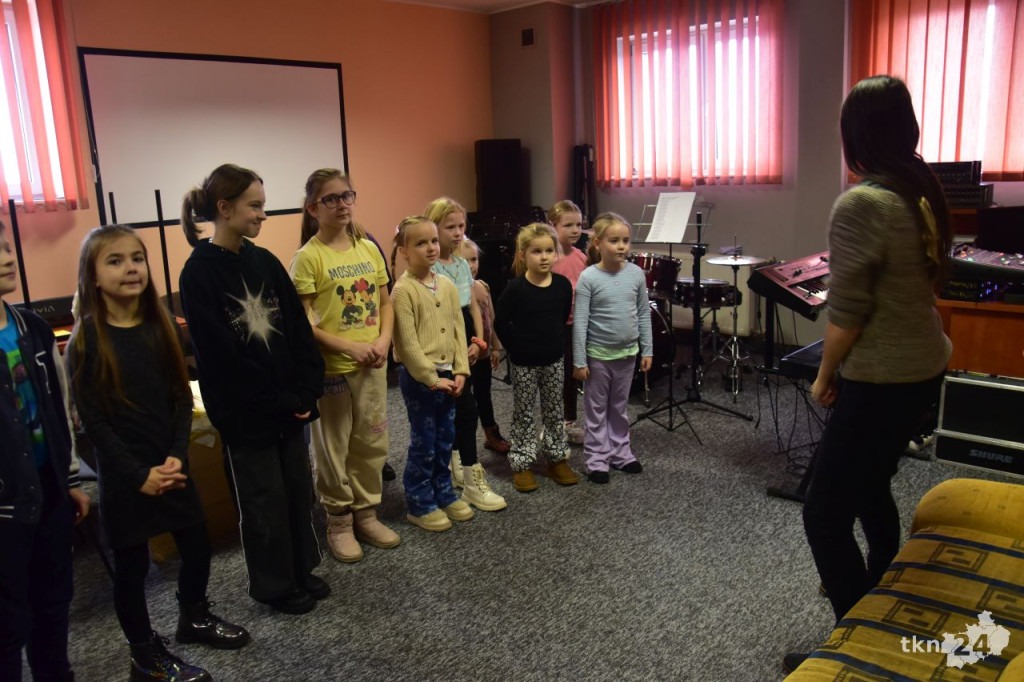 Zdobienie ciasteczek, śpiew i zajęcia teatralne podczas ferii z GCKiB w Gowarczowie [wideo, zdjęcia]