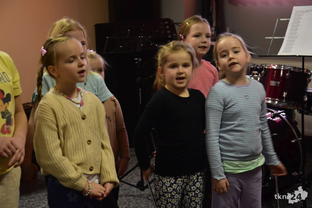 Zdobienie ciasteczek, śpiew i zajęcia teatralne podczas ferii z GCKiB w Gowarczowie [wideo, zdjęcia]