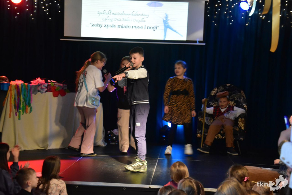 Zdobienie ciasteczek, śpiew i zajęcia teatralne podczas ferii z GCKiB w Gowarczowie [wideo, zdjęcia]