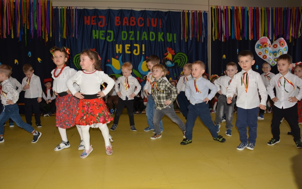 Dzień Babci i Dziadka na ludową nutę w Bajkowej Krainie [zdjęcia]
