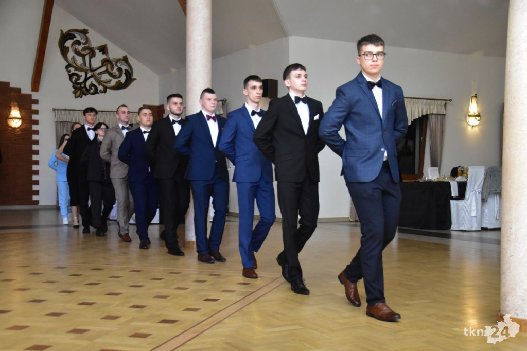 Studniówka Szkoły ZDZ w Komaszycach. Piękny, kameralny bal! [wideo, zdjęcia]