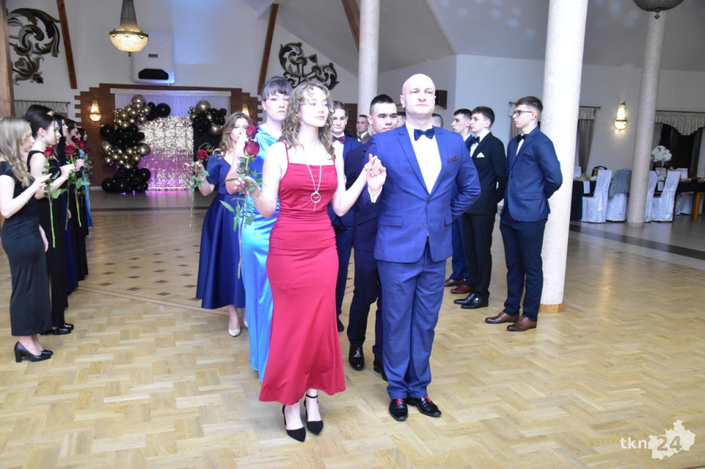 Studniówka Szkoły ZDZ w Komaszycach. Piękny, kameralny bal! [wideo, zdjęcia]