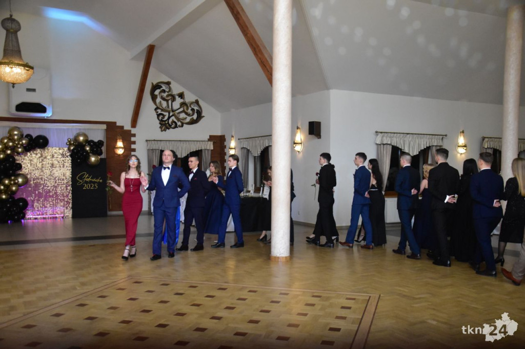 Studniówka Szkoły ZDZ w Komaszycach. Piękny, kameralny bal! [wideo, zdjęcia]