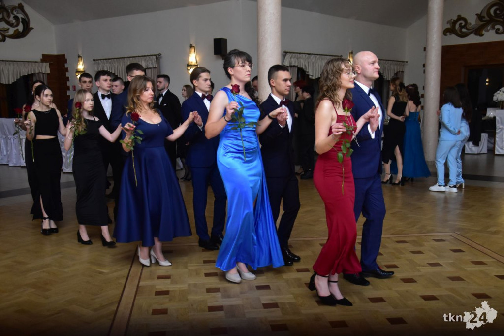 Studniówka Szkoły ZDZ w Komaszycach. Piękny, kameralny bal! [wideo, zdjęcia]