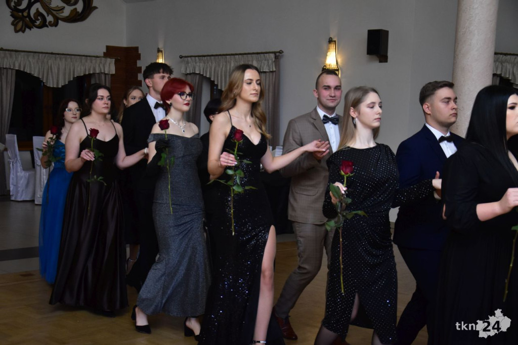 Studniówka Szkoły ZDZ w Komaszycach. Piękny, kameralny bal! [wideo, zdjęcia]
