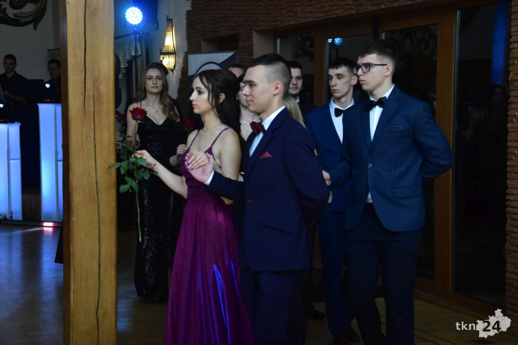 Studniówka Szkoły ZDZ w Komaszycach. Piękny, kameralny bal! [wideo, zdjęcia]