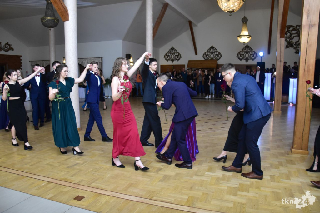 Studniówka Szkoły ZDZ w Komaszycach. Piękny, kameralny bal! [wideo, zdjęcia]