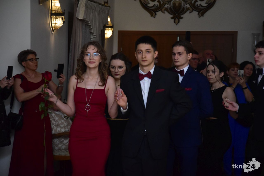 Studniówka Szkoły ZDZ w Komaszycach. Piękny, kameralny bal! [wideo, zdjęcia]