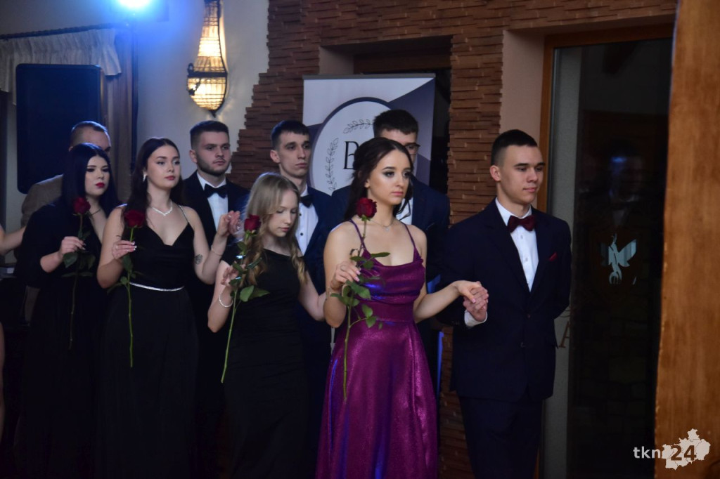 Studniówka Szkoły ZDZ w Komaszycach. Piękny, kameralny bal! [wideo, zdjęcia]