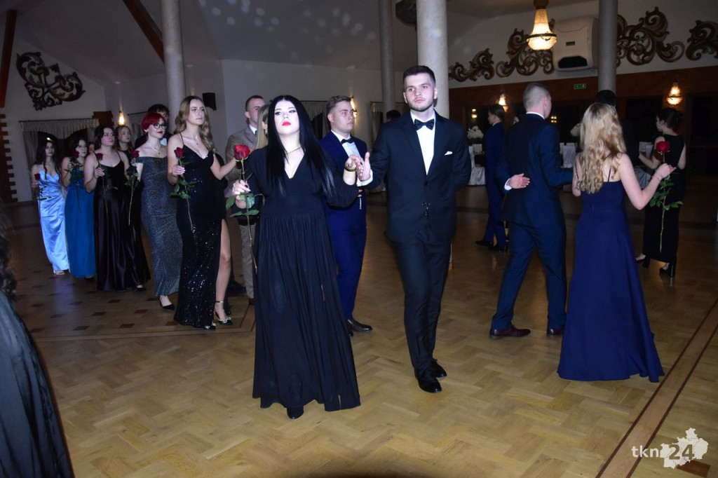 Studniówka Szkoły ZDZ w Komaszycach. Piękny, kameralny bal! [wideo, zdjęcia]