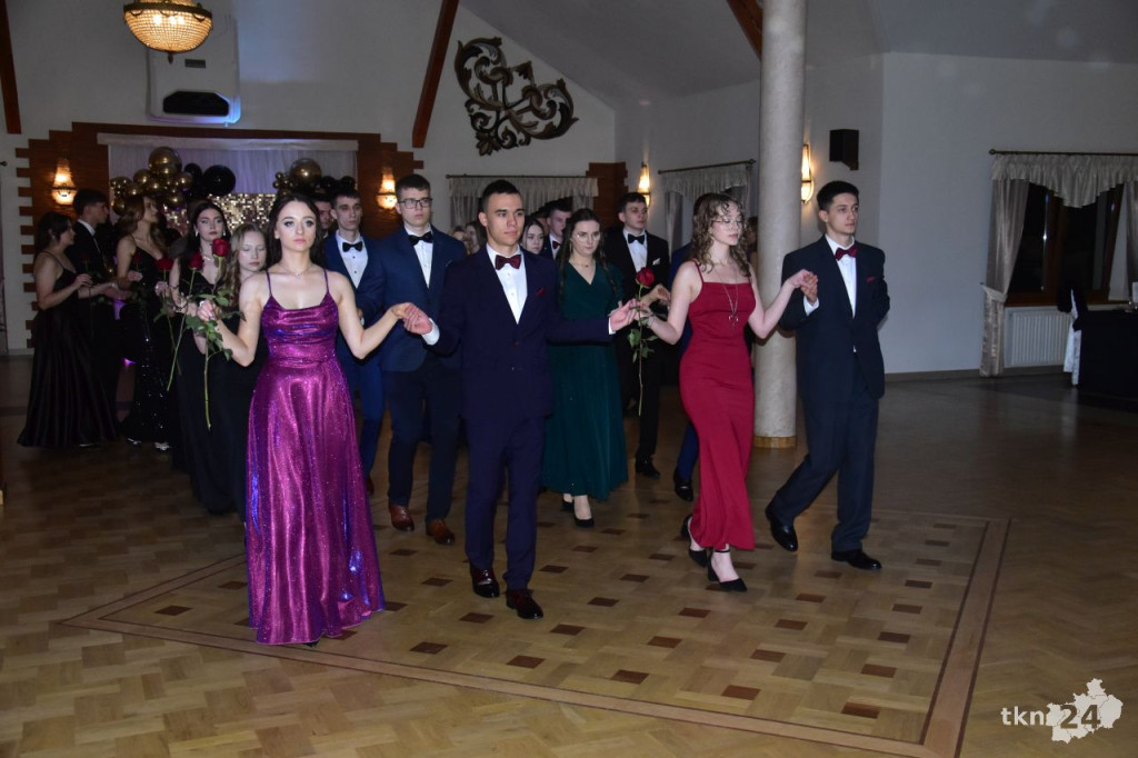 Studniówka Szkoły ZDZ w Komaszycach. Piękny, kameralny bal! [wideo, zdjęcia]