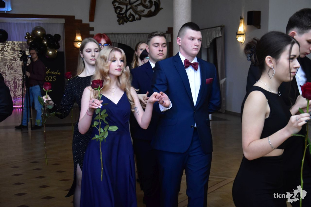 Studniówka Szkoły ZDZ w Komaszycach. Piękny, kameralny bal! [wideo, zdjęcia]